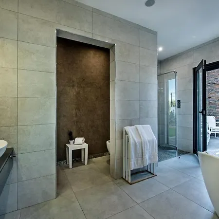 Sleeps 12 Pool Air Con Wifi Willa